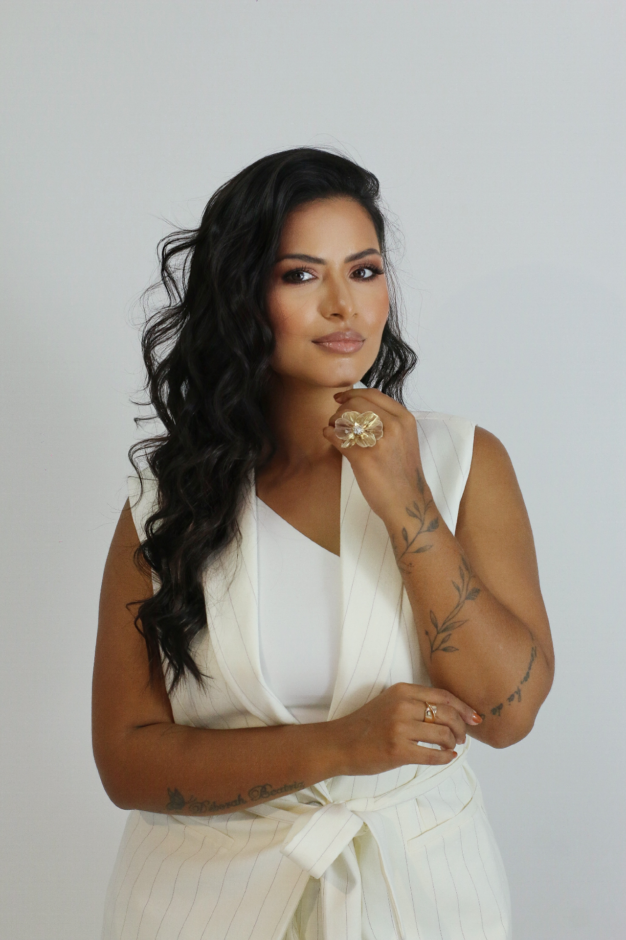 Mulher empreendedora vestida de branco