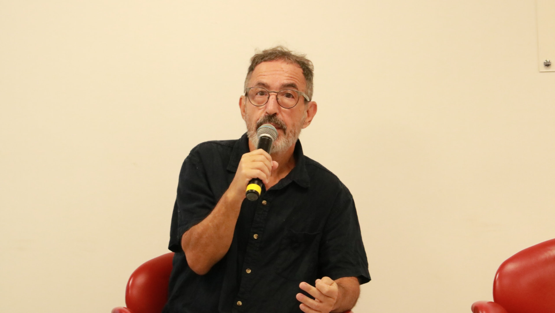 Professor Gilson Schwartz durante uma palestra